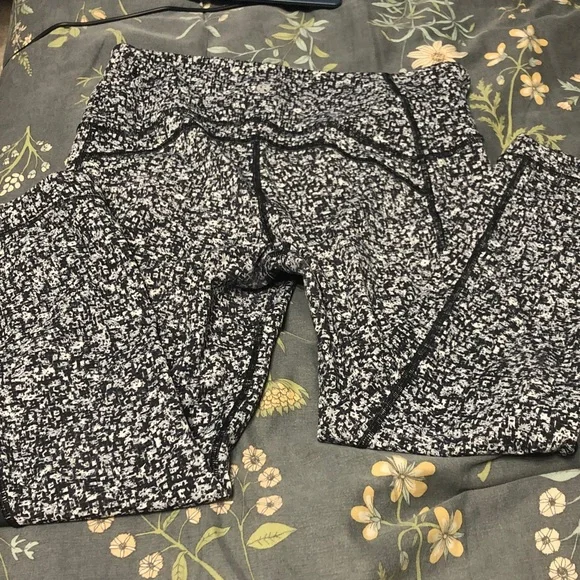 Lululemon Floral Patterned High-Waisted Ankle Pocket Leggings in Gray Size 8 - Picture 4 of 8